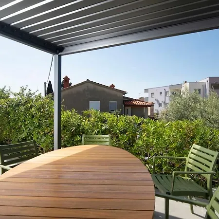 With Big Open Terrace Póla